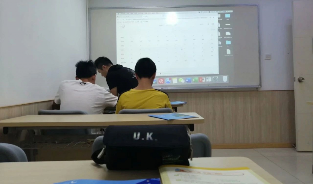 00后小俊从小白到建站高手是怎么炼成的？那些站长们已经或正在经历的事情...
